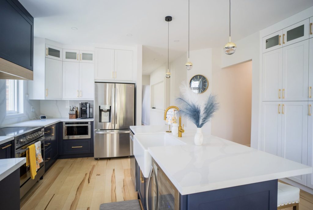 The whole kitchen from the entry